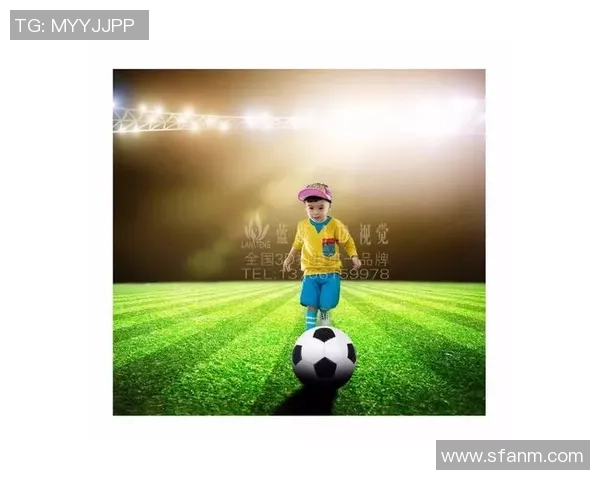 亲子同心踢足球温馨瞬间尽在足球服亲子照中展现家庭的快乐与团结