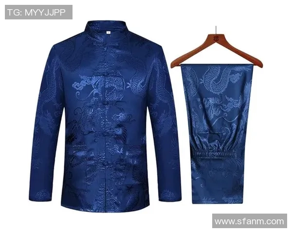 唐装足球的魅力与文化融合探讨：传统服饰如何影响现代体育运动发展