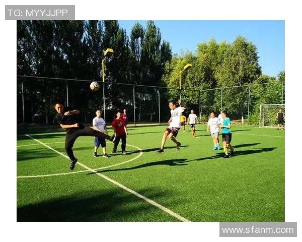 在海边的阳光下踢足球感受青春的热情与活力