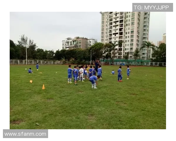 快乐的一年级足球课我们在操场上尽情踢球欢笑声不断 快乐的一年级足球课我们在操场上尽情踢球欢笑声不断