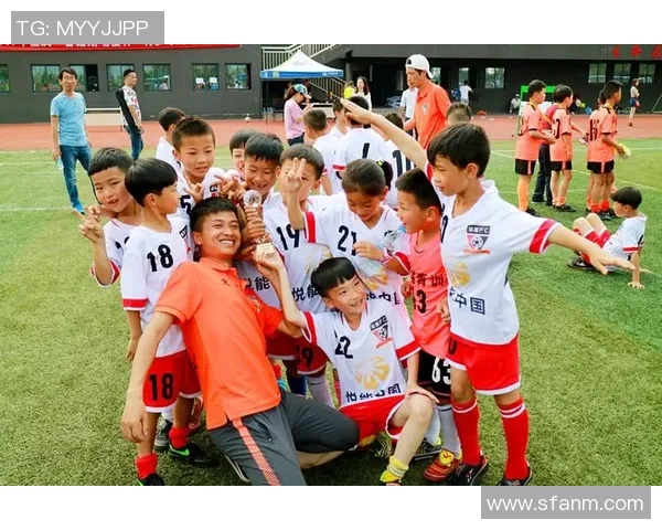 男孩子学足球的乐趣与成长之路探索体育精神与团队合作的重要性