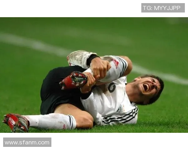 足球场上的激情瞬间足球扔球鞋的背后故事与情感交织